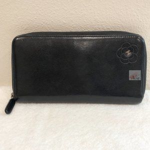 CHANEL Black Calf Leather Camellia Zippy Walllet
